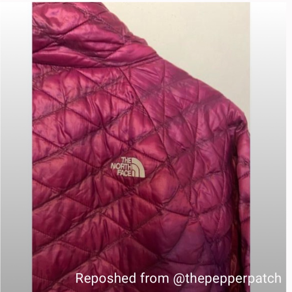 The North Face Women's Quilted Puffer Jacket in Magenta - Picture 7 of 10
